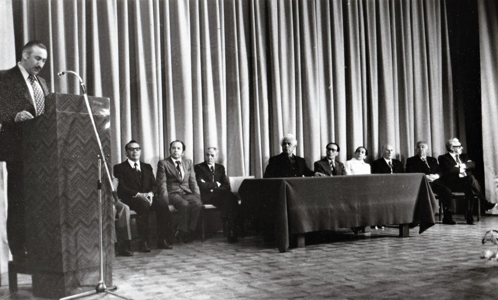 Ingreso de Mario Frías Infante a la Academia Boliviana de la Lengua con Yolanda Bedregal presente 1978. Archivo familiar Frías Infante